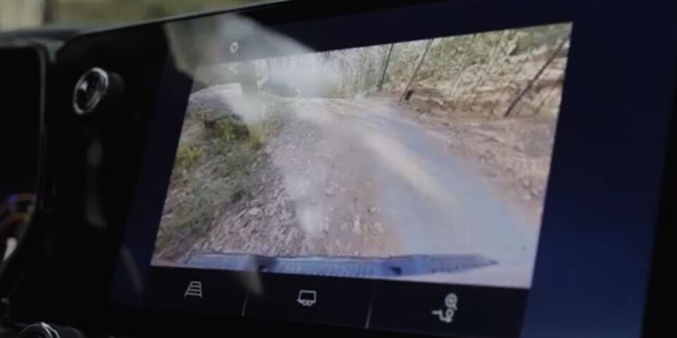 Chevrolet Colorado ZR2 2023 cuenta con cámara inferior del chasis para uso off-road con visión frontal y trasera