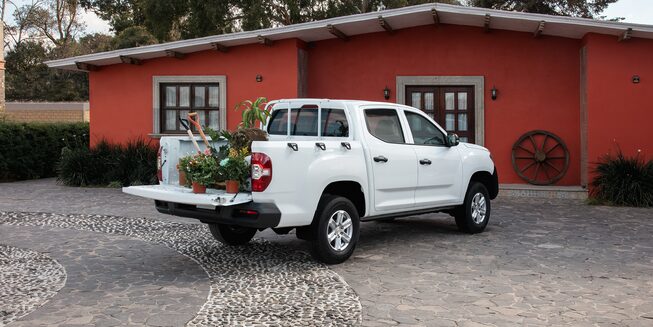 Chevrolet S10 Max 2023, pickup de doble cabina con escalones auxiliares para fácil ingreso a caja