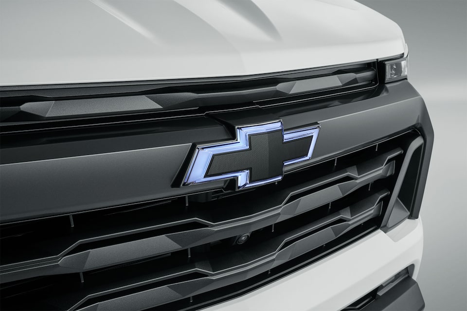 Emblema iluminado en negro con todos los accesorios para Chevrolet Colorado 2025 camioneta todoterreno 4x4 .