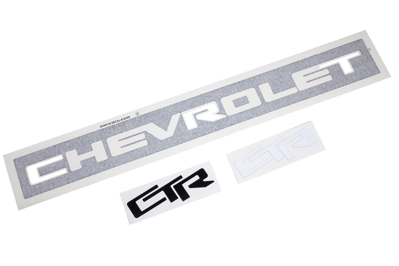 Colorado 2024, camioneta con calcomanía para puerta de caja Chevrolet.