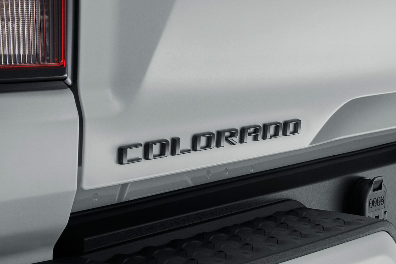 Emblema Colorado en negro para tu camioneta todoterreno Chevrolet 2024.
