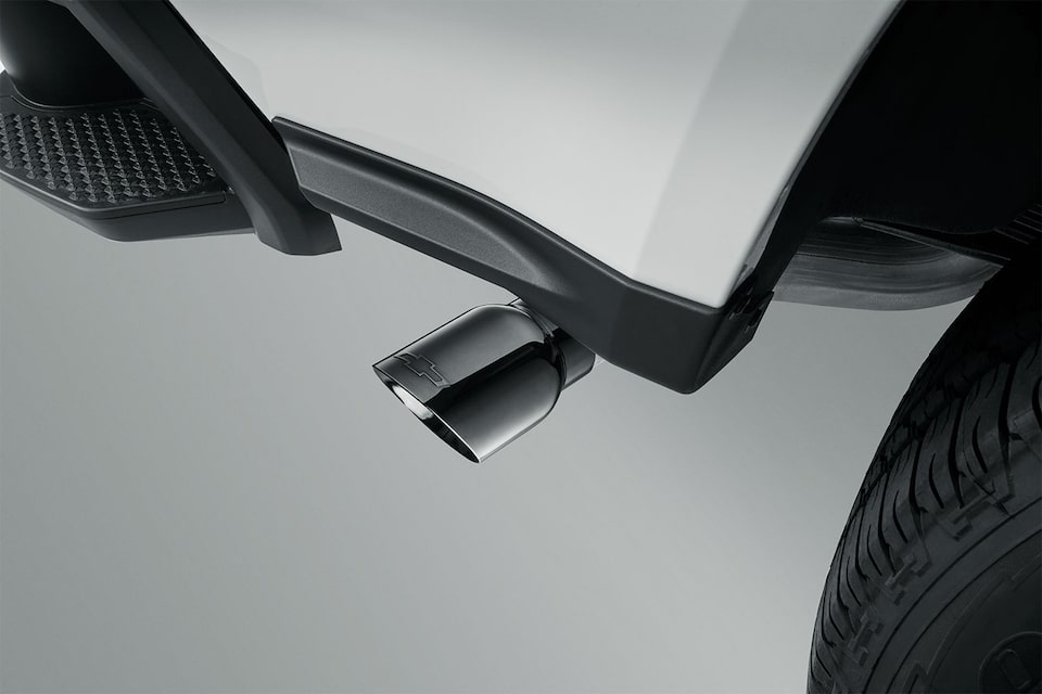 Puntas de escape en negro con emblema Chevrolet para tu camioneta todoterreno 4x4 Colorado 2025.