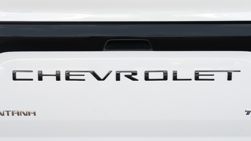 Instala el emblema negro para la tapa de caja de tu Chevrolet Montana 2024, tu pickup compacta