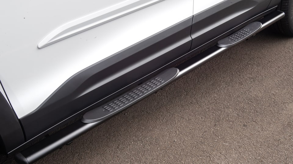Facilita el acceso a tu Chevrolet Montana 2024 con los estribos tubulares laterales color negro