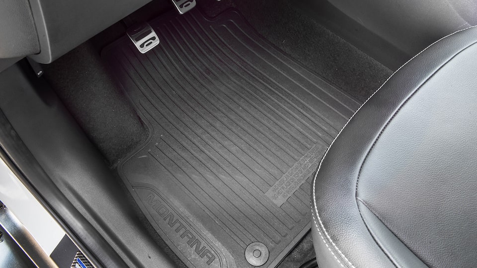Protege el piso de tu camioneta Chevrolet Montana 2024 con el juego de tapetes en vinil.