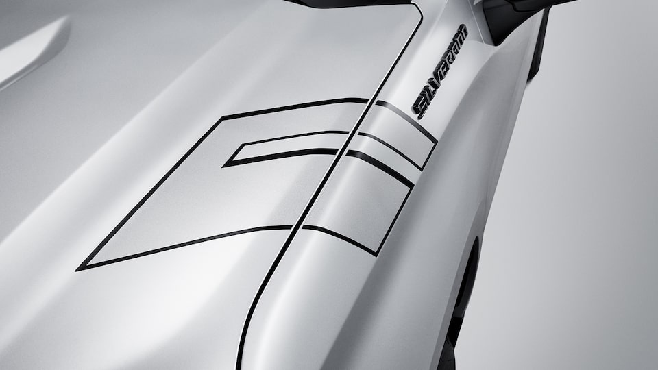 Incluye en tu camioneta, Chevrolet Silverado Turbo 2024, una calcomanía para salpicadera plateada