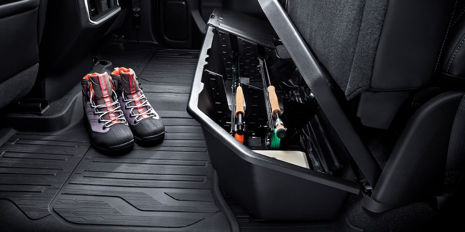 Guarda de todo en el compartimento oculto de segunda fila de tu camioneta Chevrolet Silverado Turbo 2025