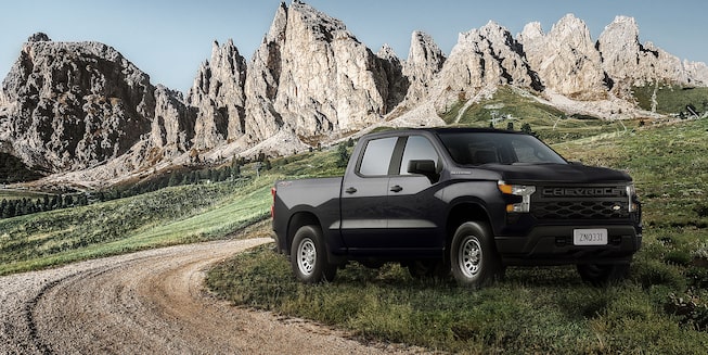 Chevrolet Silverado Turbo 2024, camioneta de trabajo con faros IntelliBeam® y caja con tecnología Durabed