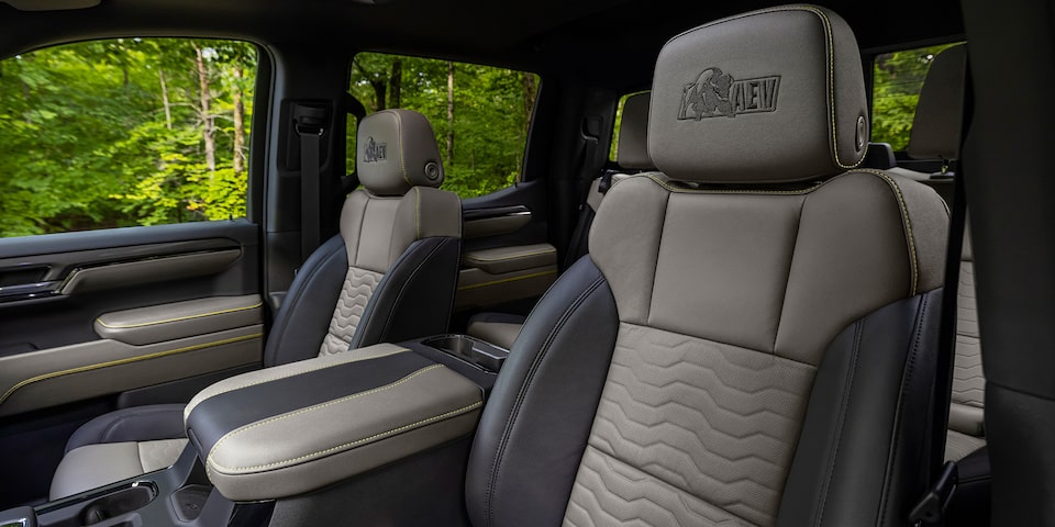 Chevrolet Cheyenne ZR2 BISON 2025,  con asientos de diseño Artemis AEV especializados para camioneta pickup Off-Road 