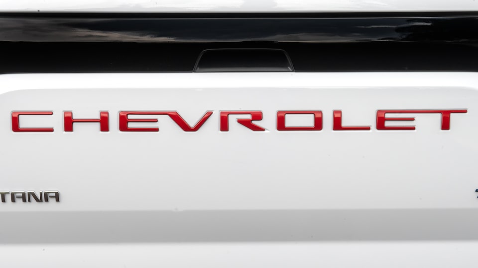 Instala el emblema rojo para la tapa de caja de carga de tu camioneta Chevrolet Montana 2025