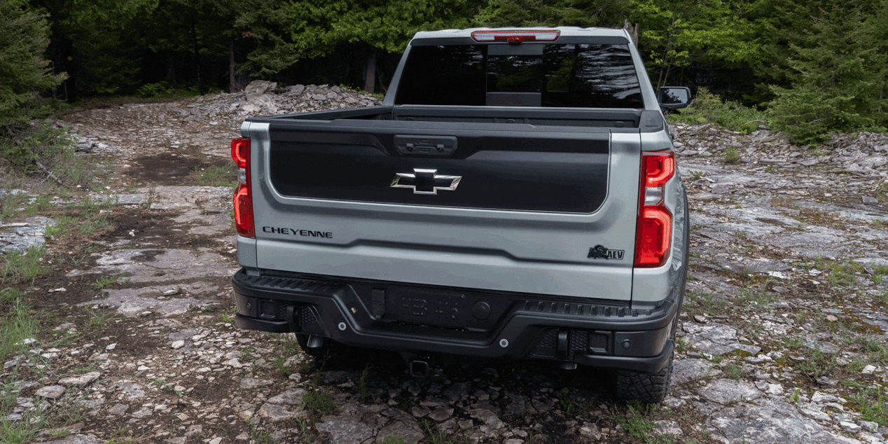 Compuerta MultiPro Tailgate de una Pickup Chevrolet abierta para facilitar el acceso y la carga en la batea.