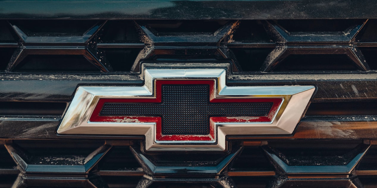 Emblema Chevrolet en la parrilla de una Pickup de la familia ZR2.