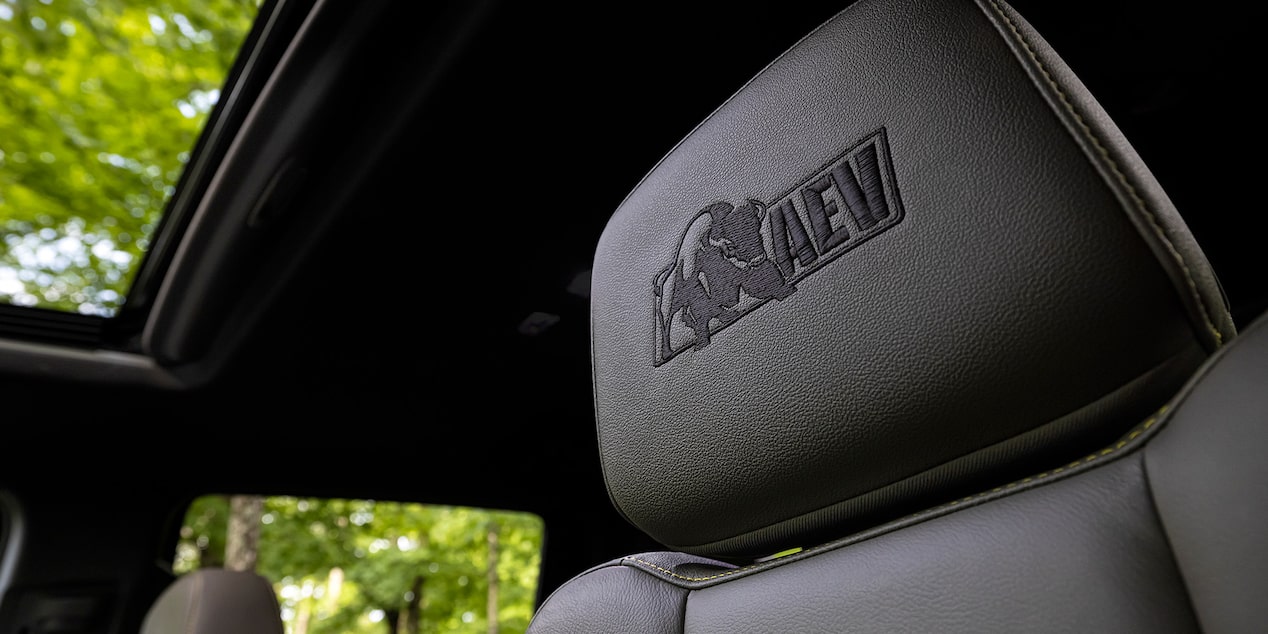 Detalle de interior en piel de Chevrolet Cheyenne ZR2 Bison con insignia AEV.