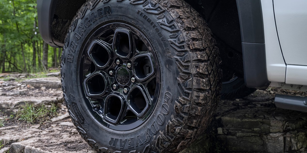 Rin de aluminio negro de 18 pulgadas con centro AEV de Chevrolet Cheyenne ZR2 Bison.
