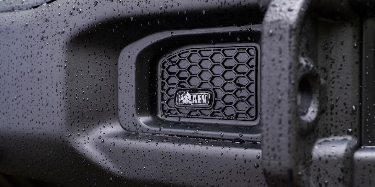 Defensa deportiva de acero con estampado ZR2 Bison AEV de Chevrolet Cheyenne.