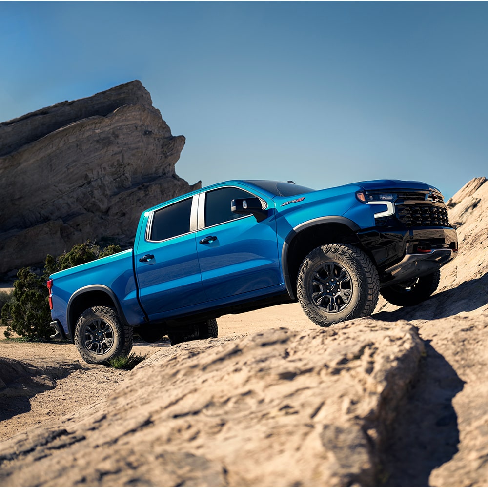 Chevrolet Cheyenne ZR2 en terreno rocoso, destacando el modo Terrain con One Pedal Rock Crawling.