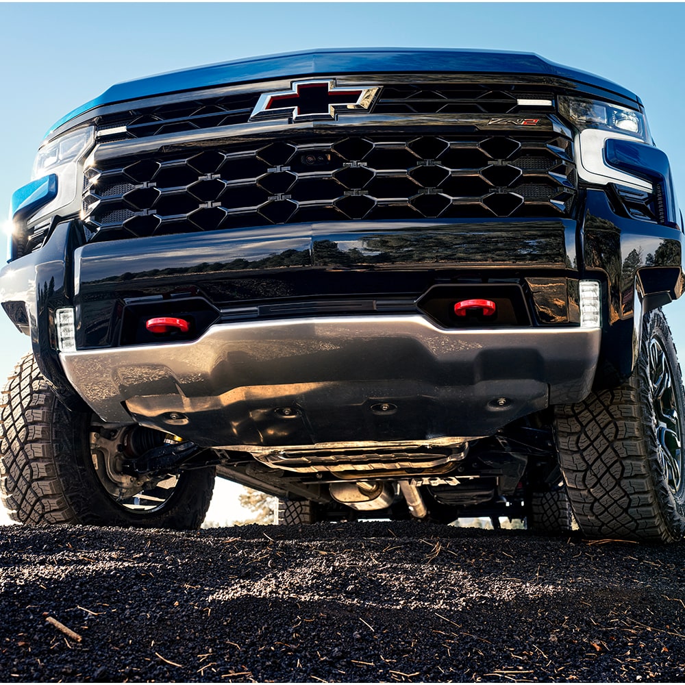 Defensa delantera Off-Road de Chevrolet Cheyenne ZR2, diseñada para mejorar el ángulo de acercamiento.