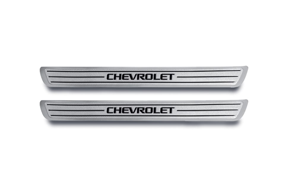 Protector de solera: protectores de solera delanteros en aluminio con logo Chevrolet negro, disponible para tu Beat auto sedan 2018