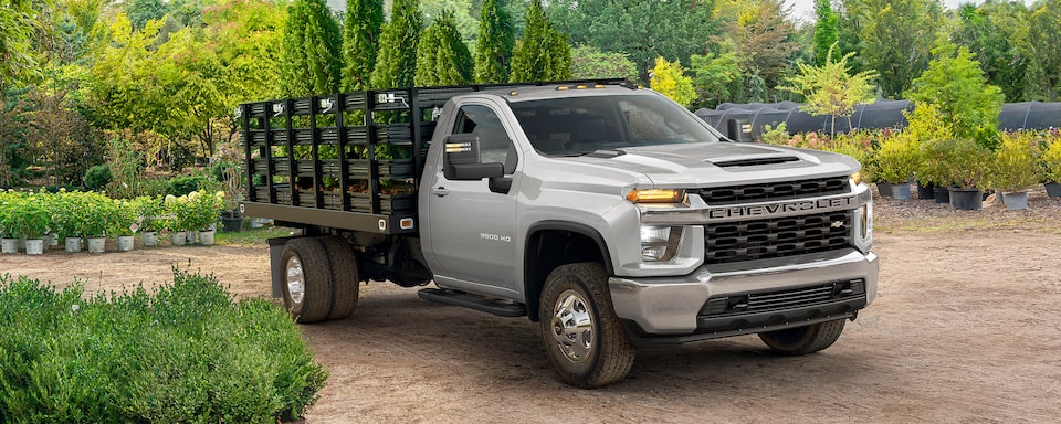 Chevrolet Silverado 3500 2021 con parrilla, faros de halógeno, ganchos de arrastre y rines de acero de 17 pulgadas
