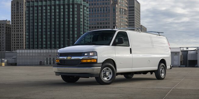 Chevrolet Express 2022 camioneta van con defensa delantera, trasera cromada y faros de halógeno