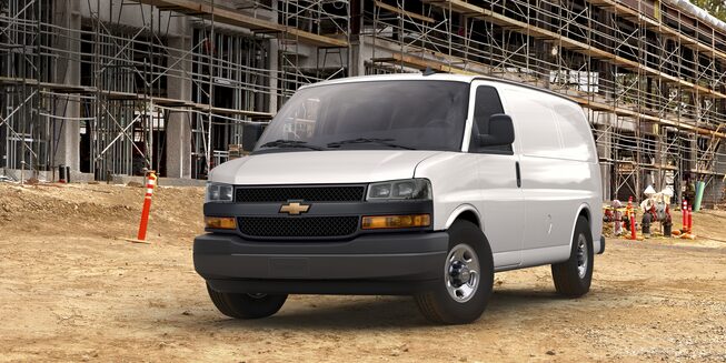 Chevrolet Express 2022 camioneta van con escape sencillo y defensa delantera con barra de impacto