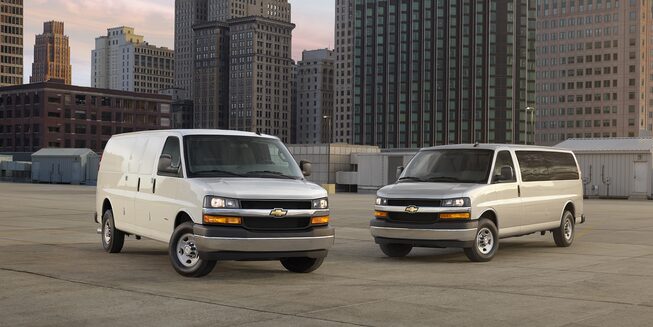 Chevrolet Express 2022 camioneta van para carga o pasajeros con seguros eléctricos y rines en acero de 16 pulgadas