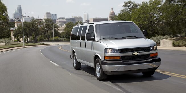 Chevrolet Express 2022 camioneta van incluye faros de halógeno; así como sistema automático de encendido y apagado