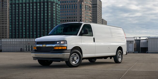 Camioneta Chevrolet Express Van 2023 con faros de halógeno y rines de acero de 16 pulgadas