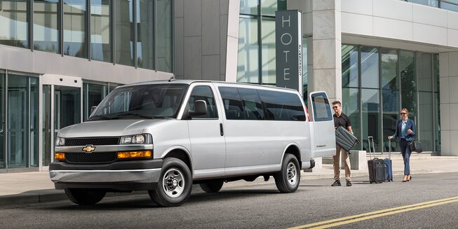Chevrolet Express Van 2023 con defensa delantera con barra de impacto