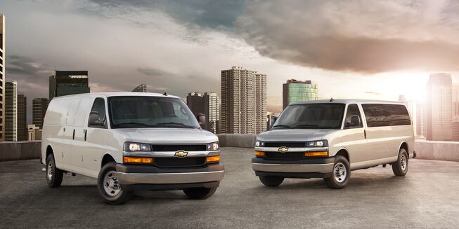 Chevrolet Express Van 2023 con espejos exteriores con ajuste eléctrico, calefactables y plegables eléctricamente