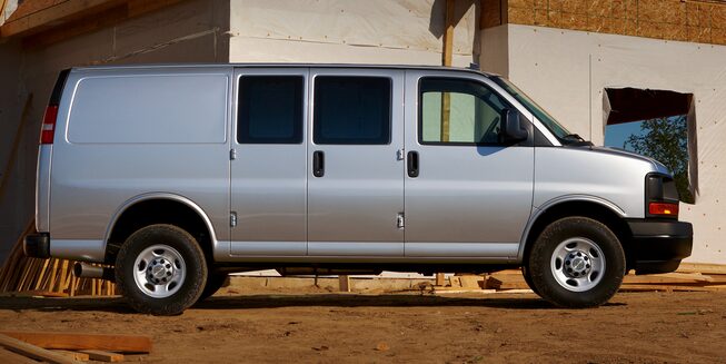 Chrvrolet Express Van 2023 con cristales traseros con tintado y rines de 16 pulgadas