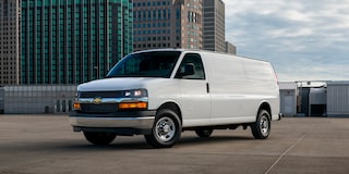 Camioneta Chevrolet Express Van 2025 con faros de halógeno y rines de acero de 16 pulgadas