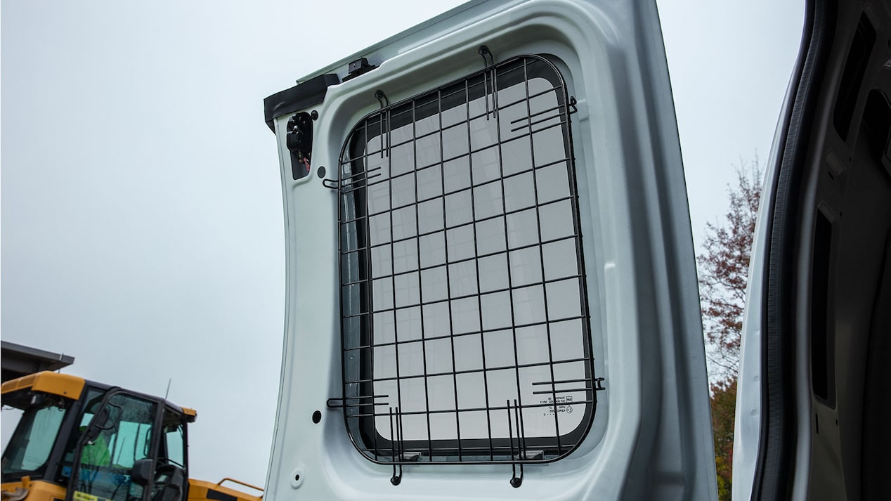 Rejilla de protección entre pasajeros y conductor y más accesorios interiores disponibles Chevrolet Express Van 2025