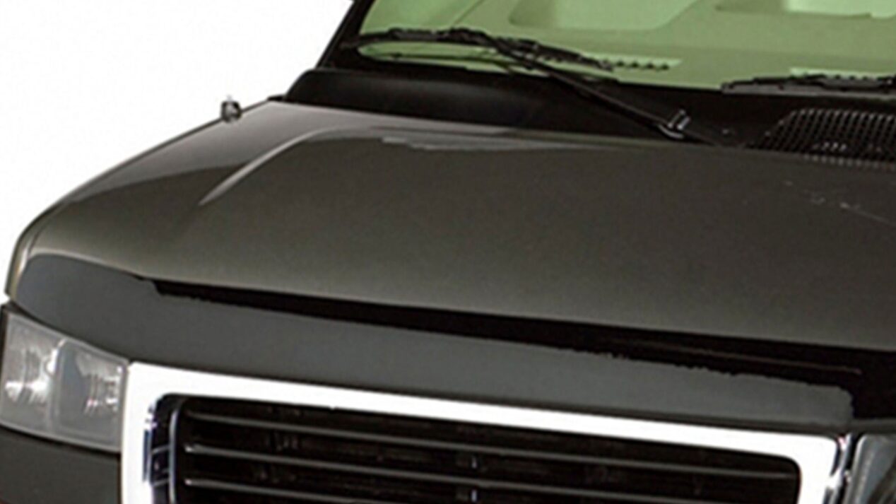 Protege tu motor con el Deflector para cofre en color negro y más accesorios externos para Chevrolet Express Van 2025