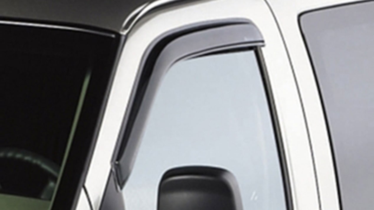 Protégete de la lluvia con el deflector para ventana en color negro y más accesorios externos para Chevrolet Express Van 2025