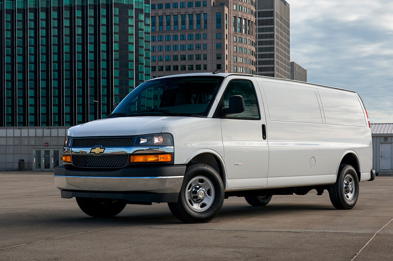Camioneta Chevrolet Express Van 2025 con faros de halógeno y rines de acero de 16 pulgadas