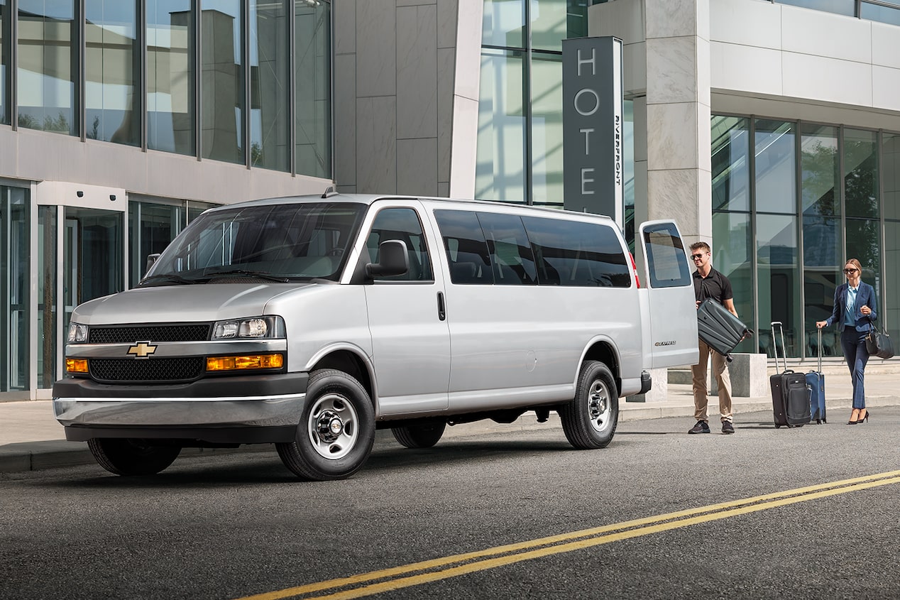 Chevrolet Express Van 2025 con defensa delantera con barra de impacto