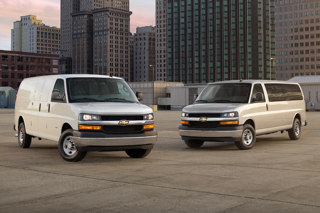 Chevrolet Express Van 2025 con espejos exteriores con ajuste eléctrico, calefactables y plegables eléctricamente