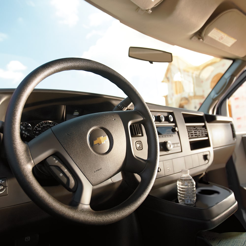 Volante con posición de altura y radio AM/FM estéreo para Chevrolet Express Van 2025