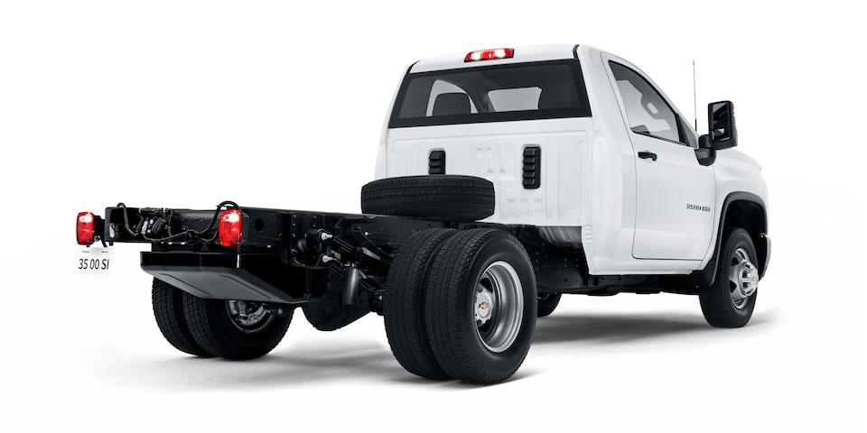 Chevrolet Silverado HD 3500 2025 con gran capacidad de carga de 3,434 kg.
